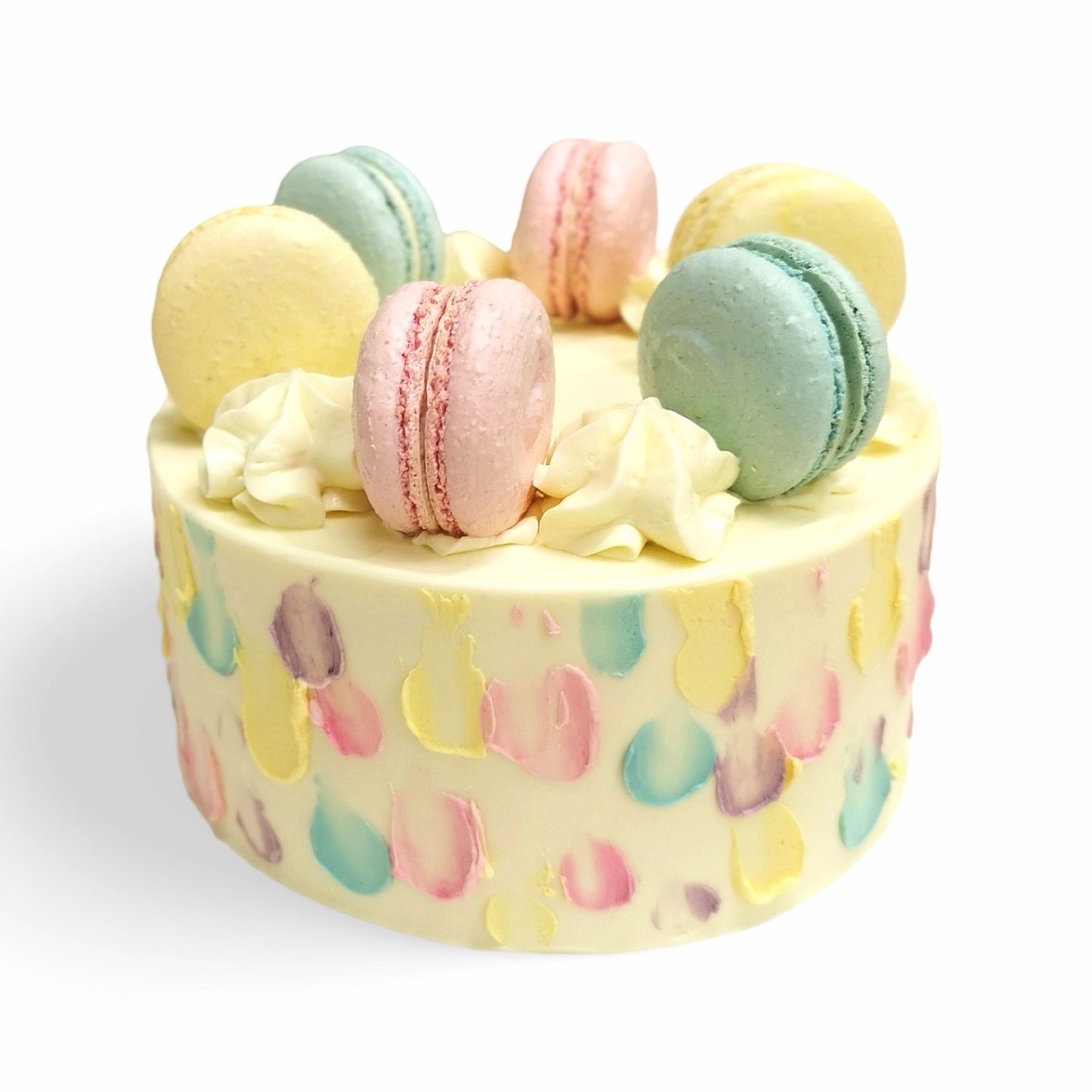 Krāsainu triepienu kūka ar krāsainiem makarūniem